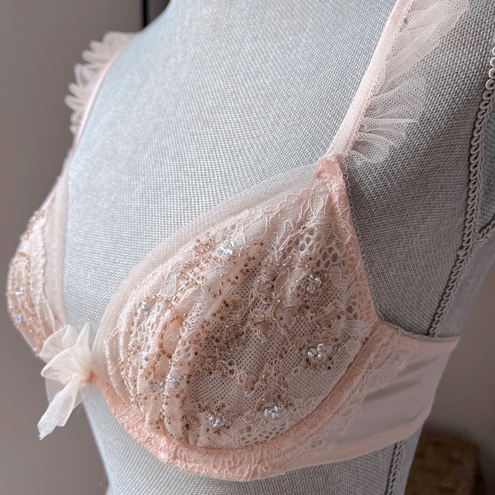 VICTORIAS SECRET Dream Angels Beautiful Unlined Plunge Embellished Lace Bra NWOT